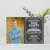 Rustikales Chalkboard Einfaches Foto Abschluss GRI Einladung (Stehend Vorderseite)