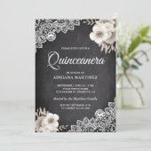 Rustikales Chalkboard Elfenbeinblume Quinceanera Einladung (Stehend Vorderseite)