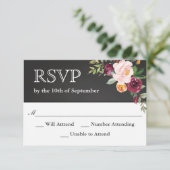 Rustikales Chalkboard Floral Wedding RSVP Karte (Stehend Vorderseite)