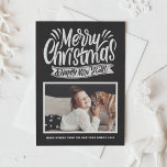 Rustikales Chalkboard Frohe Weihnachtskalligraphie Feiertagskarte<br><div class="desc">Frohe Weihnachten und ein glückliches neues Jahr! Senden Sie Ihre Urlaubssegmente mit dieser chalkboard-thematischen Ferienwohnung an Familie und Freunde. Es zeigt rustikale Kreidekunst mit einem Imitat-Kreideboden. Personalisieren Sie diese durch Hinzufügen von Fotos,  Namen und Nachrichten.</div>