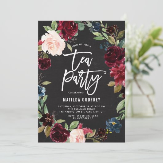 Rustikales Chalkboard Herbst Blumenrahmen Tee Part Einladung (Stehend Vorderseite)