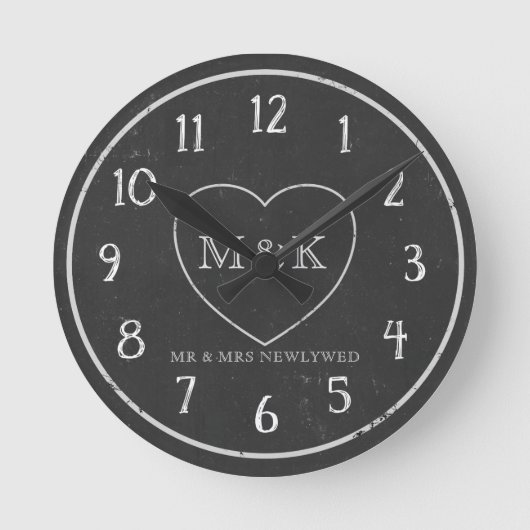 Rustikales Chalkboard Herz Mr. & Mrs. Couple's Clo Runde Wanduhr (Vorderseite)