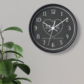 Rustikales Chalkboard Herz Mr. & Mrs. Couple's Clo Runde Wanduhr