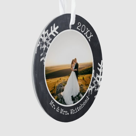 Rustikales Chalkboard Neu verheiratete Schneeflock Ornament (Vorderseite)