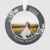 Rustikales Chalkboard Neu verheiratete Schneeflock Ornament (Vorderseite)