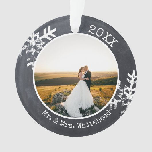 Rustikales Chalkboard Neu verheiratete Schneeflock Ornament (Vorderseite)