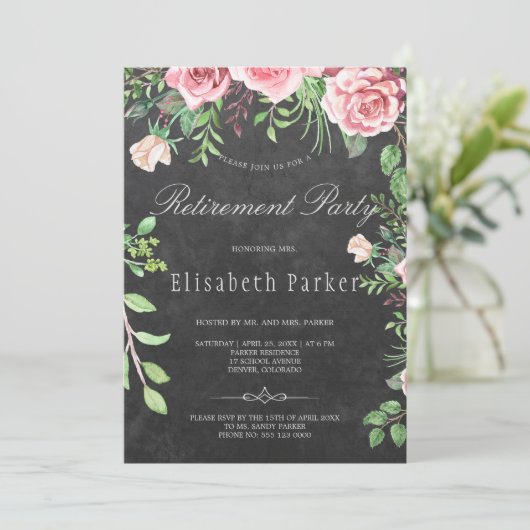 Rustikales Chalkboard Pink Roses Rentirement Party Einladung (Stehend Vorderseite)