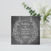 Rustikales Chalkboard Schwarz-weiß Floral Weddin Einladung (Stehend Vorderseite)