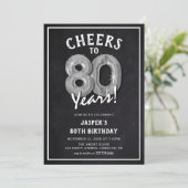 Rustikales Chalkboard Silver Balloons 80. Geburtst Einladung (Stehend Vorderseite)