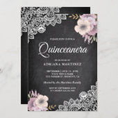 Rustikales Chalkboard Spitz Pink Floral Quinceaner Einladung (Vorne/Hinten)
