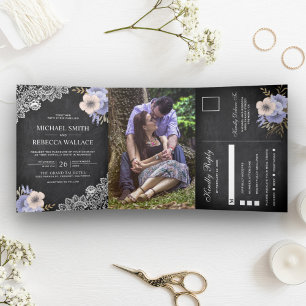 Rustikales Chalkboard Spitzen Lila florales Hochze Dreifach Gefaltete Einladung