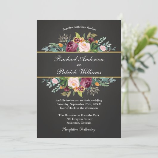 Rustikales Chalkboard und blumengeschmückte Hochze Einladung (Stehend Vorderseite)