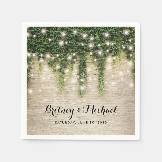 Rustikales Chateau Stone Church String Lights Wedd Serviette (Vorderseite)