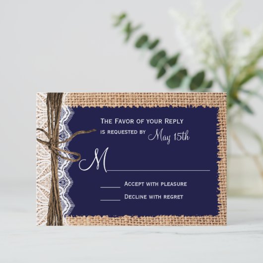 Rustikales Country Burlap Lace Twine Wedding RSVP (Stehend Vorderseite)