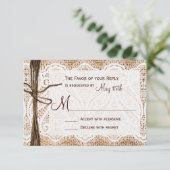 Rustikales Country Burlap Lace Twine Wedding RSVP Karte (Stehend Vorderseite)