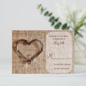 Rustikales Country Burlap Twine Heart Wedding RSVP Karte (Stehend Vorderseite)