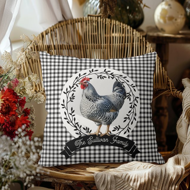 Rustikales Country Rooster Chicken BW Gingham Karo Kissen (Rustic Country Rooster Chicken Black and White Gingham Checks Farm Family Name Throw Pillow)