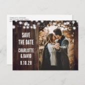 Rustikales Country Wood String Lights Hochzeitssti Ankündigungspostkarte (Vorne/Hinten)