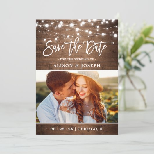 Rustikales Country Wood Twinkle Lights Hochzeitsse Save The Date (Stehend Vorderseite)