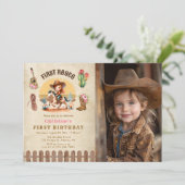 Rustikales Cowgirl First Rodeo 1. Geburtstag Foto Einladung (Stehend Vorderseite)