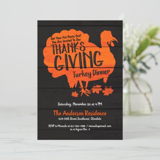 Rustikales Custom Türkei Erntedank Dinner Einladung (Stehend Vorderseite)