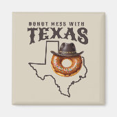 Rustikales Donut-Chaos mit Texas Souvenir Magnet (Vorne)