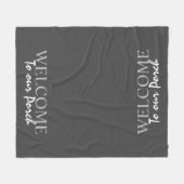 Rustikales dunkelgraues Willkommen zu unserem Fleecedecke (Vorderseite (Horizontal))