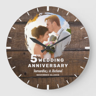 Rustikales dunkles Holz 5. Hochzeitstag Foto Große Wanduhr