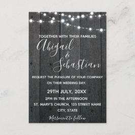 Rustikales dunkles Holz, mit String Lights. Einladung