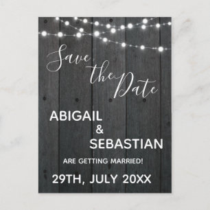 Rustikales dunkles Holz, mit String Lights. Postkarte