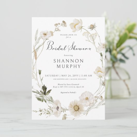 Rustikales Elfenbeinküste-Wildblume-Kranz-Brautpar Einladung (Stehend Vorderseite)