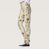 Rustikales, erdhaftes Blätter- und Zweigmuster der Leggings (Links)