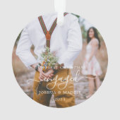 Rustikales erstes Weihnachten Verlobt Zwei Fotos W Ornament (Rückseite)