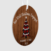 Rustikales Erstes Weihnachtsfest Verlobtes Foto &  Ornament (Vorderseite)