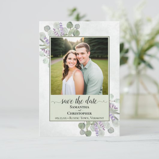 Rustikales Eukalyptus & Lavender Green Wedding Fot Save The Date (Stehend Vorderseite)