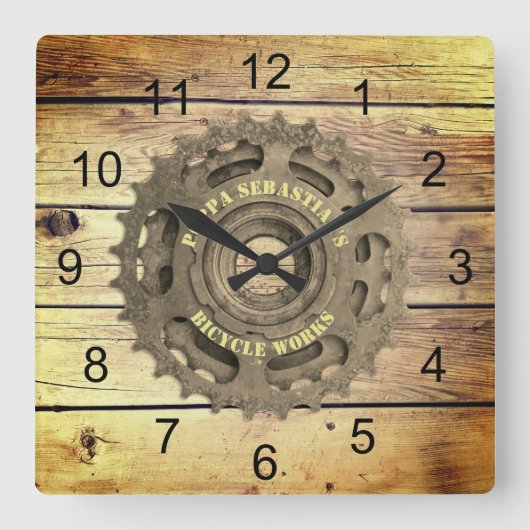 Rustikales Fahrradgetriebe-Sprocket-Vorhängeschild Quadratische Wanduhr (Vorderseite)