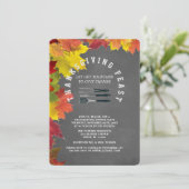 Rustikales Fall Chalkboard Erntedank Dinner Party Einladung (Stehend Vorderseite)