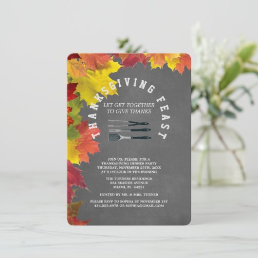 Rustikales Fall Chalkboard Erntedank Dinner Party Einladung (Stehend Vorderseite)