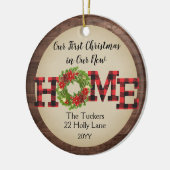 Rustikales First Christmas Zuhause Wreath Karierte Keramik Ornament (Links)