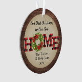 Rustikales First Christmas Zuhause Wreath Karierte Ornament (Vorderseite)