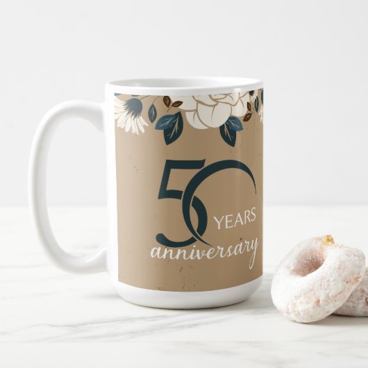 Rustikales florales 50. Hochzeitstag Kaffeetasse (Mit Donut)