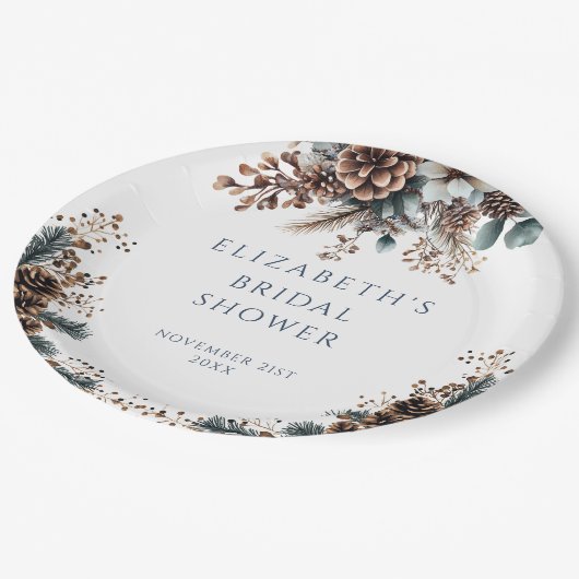 Rustikales Forest Floral Pinecones Brautparty Pappteller (Schrägansicht)