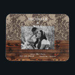 Rustikales Foto aus Holz und Spitzen speichern das Magnet<br><div class="desc">Rustikales Holz und Spitzen Monogramm Save the Date. Hochzeit. Moderner Schriftart. Magnet. Ein paar Fotos.</div>