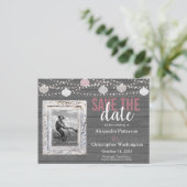 Rustikales Foto aus Holz und String-Lights Save th Einladungspostkarte (Stehend Vorderseite)