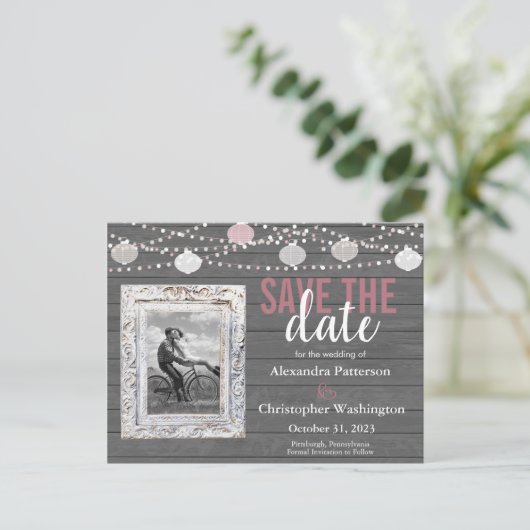 Rustikales Foto aus Holz und String-Lights Save th Einladungspostkarte (Stehend Vorderseite)