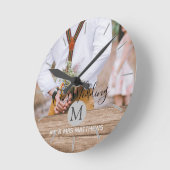 Rustikales Foto Collage Monogram NEWLYWEDS WEDS Runde Wanduhr (Winkel)