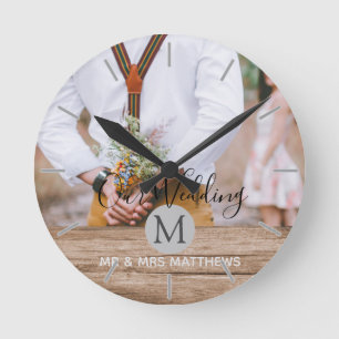 Rustikales Foto Collage Monogram NEWLYWEDS WEDS Runde Wanduhr