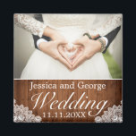 Rustikales Foto für Hochzeiten von Holz und Weiß Magnet<br><div class="desc">Hochzeitlicher Foto Kühlschrankmagnet. Rustikaler Stil mit Holzvertäfelungen und weißem Dekor. Weitere Artikel sind in diesem Stil in unserem Shop erhältlich. Sie können das Design weiter bearbeiten,  Farben,  Schriftart ändern und zusätzlichen Text hinzufügen,  indem Sie auf den Link "Weitere Anpassung" klicken.</div>