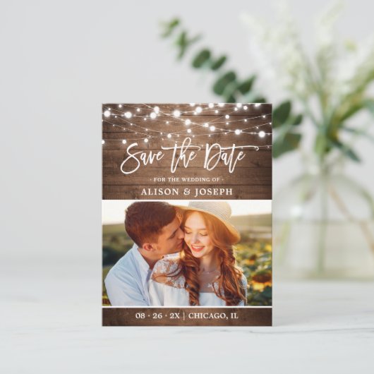 Rustikales Foto mit Holzstring Lights Save the Dat Postkarte (Stehend Vorderseite)