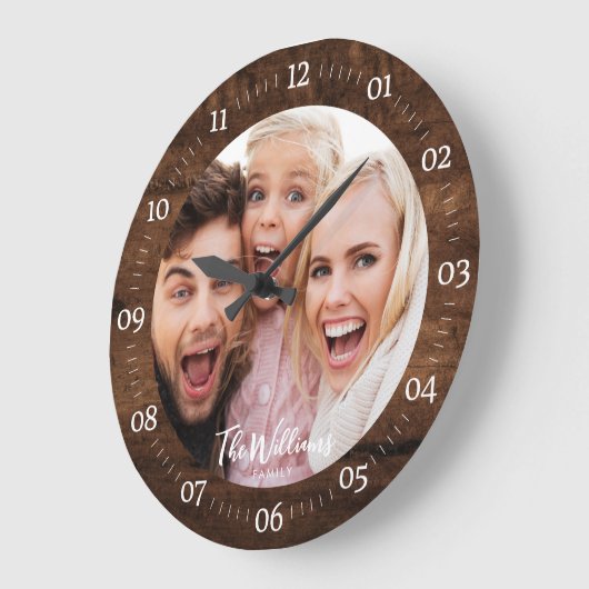 Rustikales Foto mit modernem Skript mit großer Uhr (Winkel)